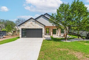 418 Bedford Dr in Spicewood, TX - Building Photo