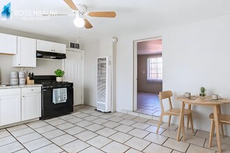 302 W Flores St, Unit 3 in Tucson, AZ - Foto de edificio - Building Photo