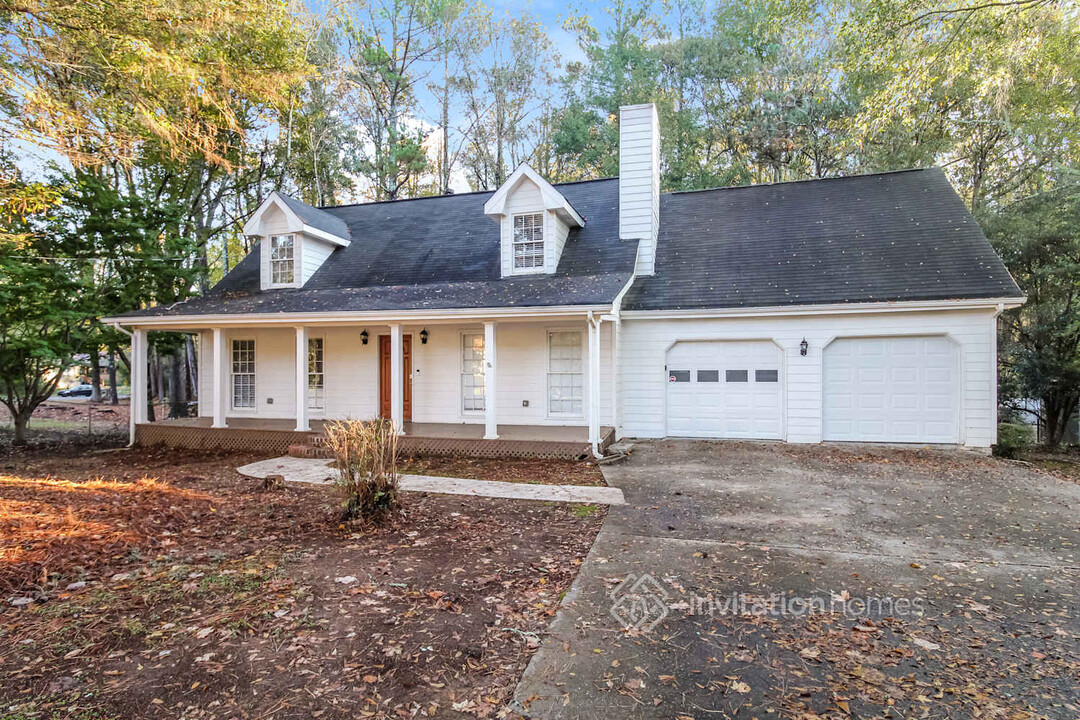 2736 Ravenwood Dr in Snellville, GA - Building Photo