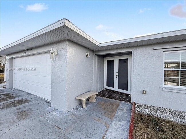 7658 Laurel Valley Rd in Ft. Myers, FL - Building Photo - Building Photo