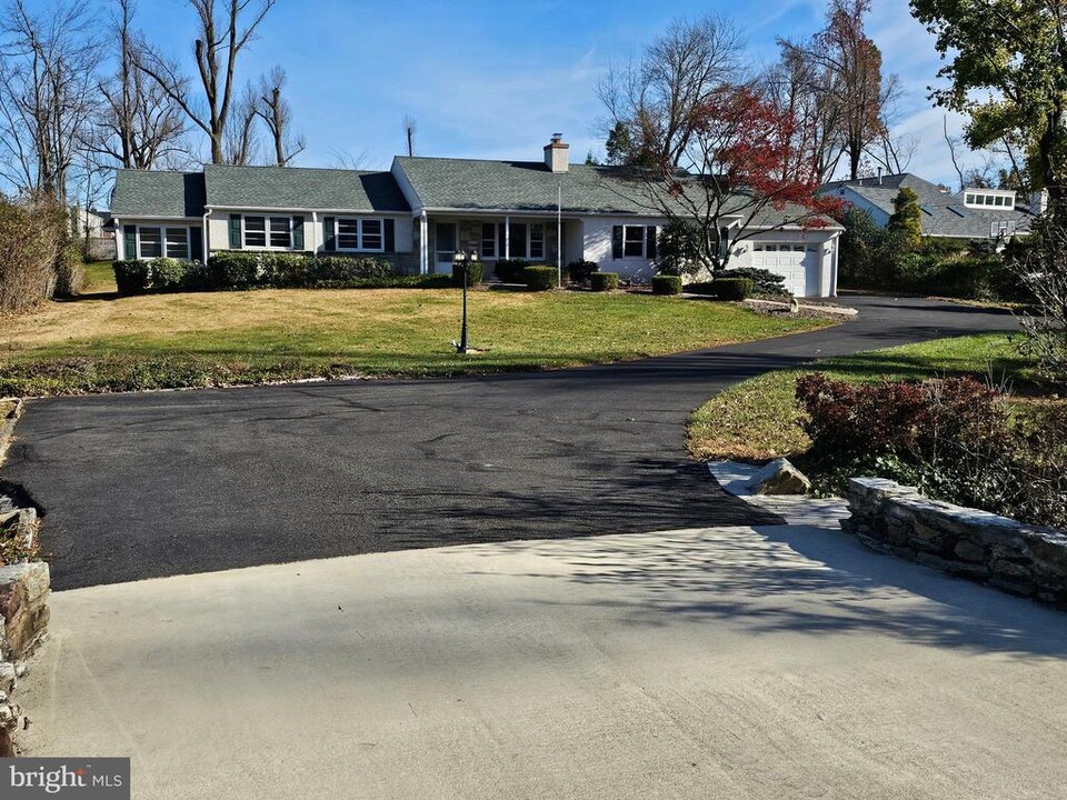 938 Limekiln Pike in Maple Glen, PA - Building Photo