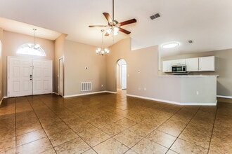 6922 Crown Lake Dr in Gibsonton, FL - Building Photo - Building Photo