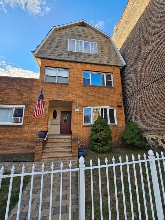 7411 Park Ave in North Bergen, NJ - Building Photo