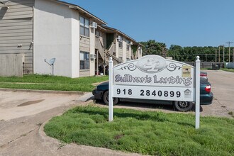 Sullivan's Landing in Sand Springs, OK - Foto de edificio - Building Photo