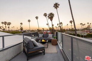 2307 Oakwood Ave in Los Angeles, CA - Building Photo