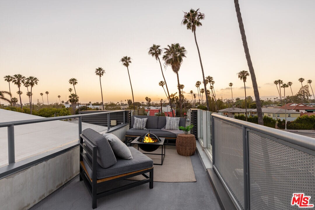 2307 Oakwood Ave in Los Angeles, CA - Building Photo