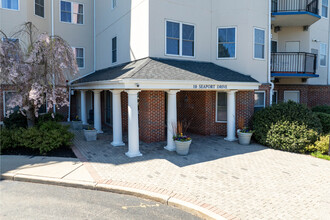 Atlantic at Marina Bay in Quincy, MA - Foto de edificio - Building Photo