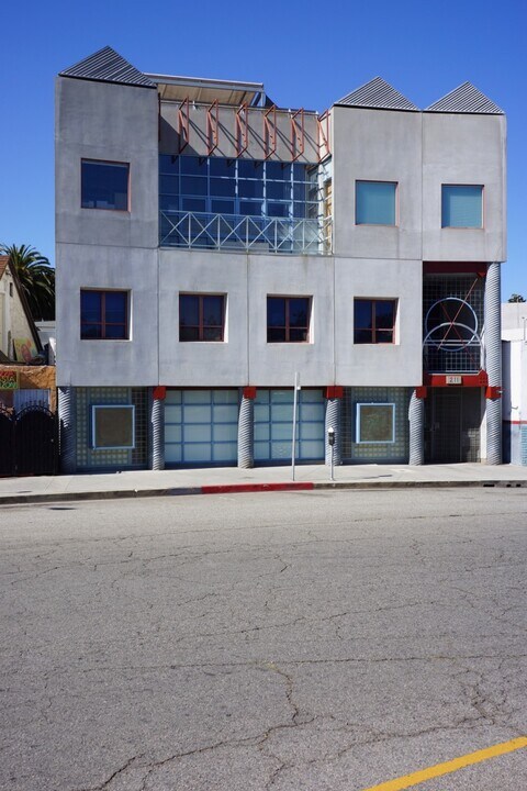 211 Windward Ave, Unit 1st Floor in Venice, CA - Building Photo