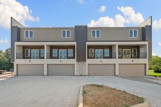 1982 S Razorback Rd in Fayetteville, AR - Foto de edificio - Building Photo