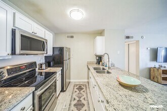 8055 E Thomas Rd in Scottsdale, AZ - Building Photo - Building Photo