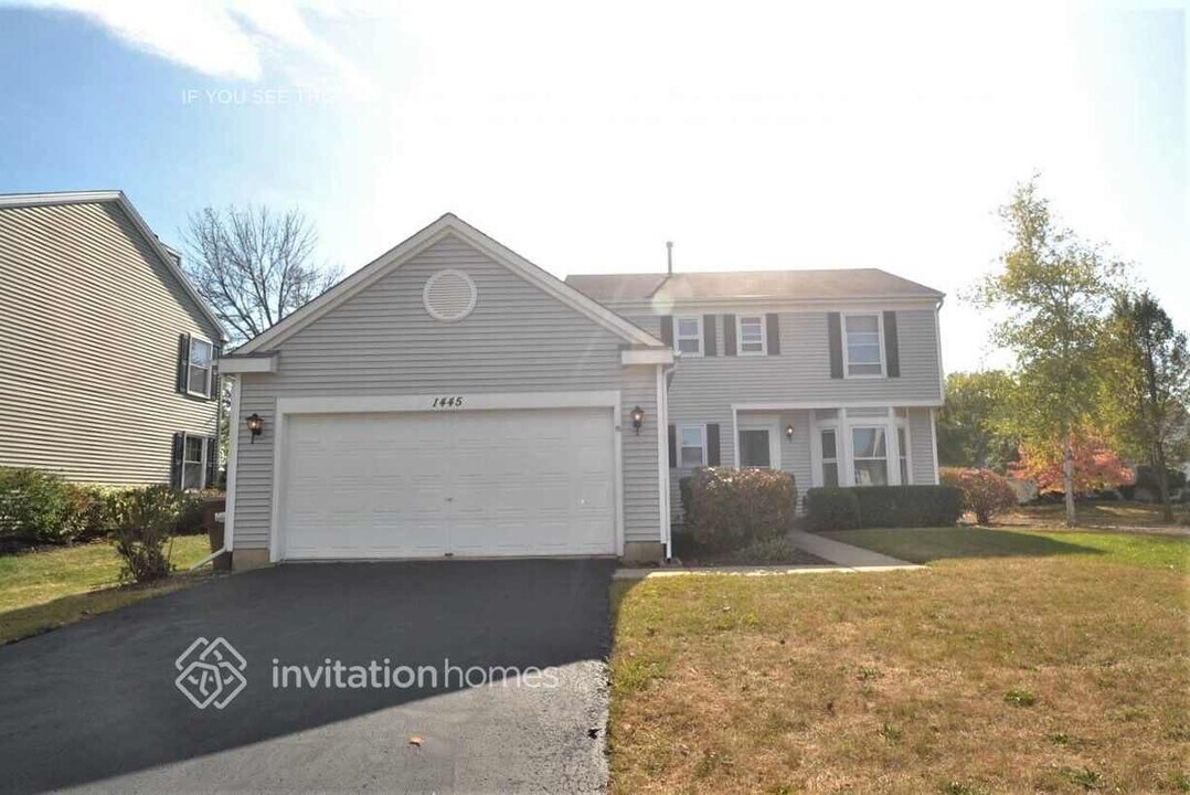 1445 Woodscreek Cir in Crystal Lake, IL - Building Photo