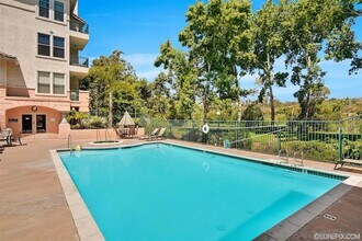 680 Camino De La Reina in San Diego, CA - Foto de edificio - Building Photo