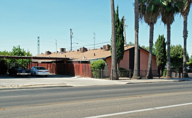 2340 N Maple Ave in Fresno, CA - Building Photo - Building Photo