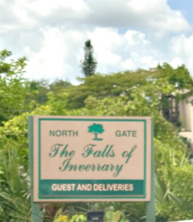 6201 N Falls Cir Dr in Lauderhill, FL - Foto de edificio