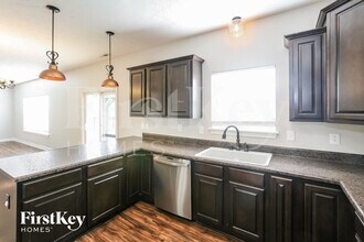 2135 Woodfield Dr in Greenwood, IN - Foto de edificio - Building Photo