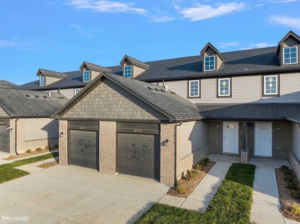 28208 Delano Dr in New Baltimore, MI - Building Photo