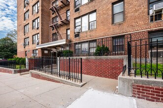 6905 35th Ave in Flushing, NY - Foto de edificio - Building Photo