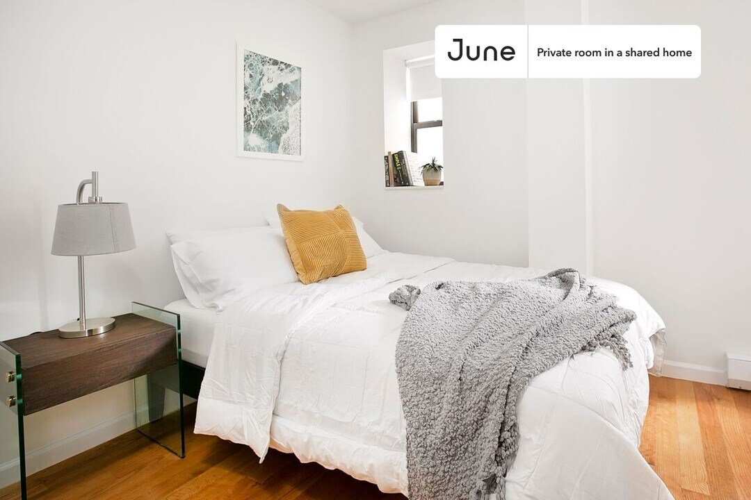 Private bedroom in 6 bed/2 bath Home in New York, NY - Building Photo