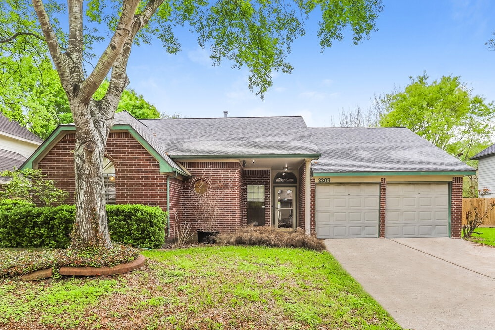 2203 St James Pl in Pearland, TX - Building Photo