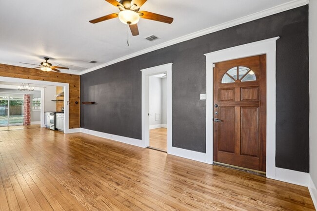 1621 W French Pl in San Antonio, TX - Building Photo - Building Photo