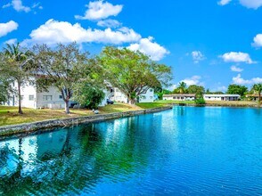 374 Sunshine Dr in Coconut Creek, FL - Foto de edificio - Building Photo