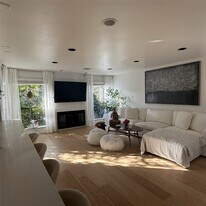 1914 Augusta Dr in Houston, TX - Building Photo