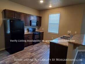 841 S Sunglow Ln-Unit -102 in Nampa, ID - Foto de edificio - Building Photo