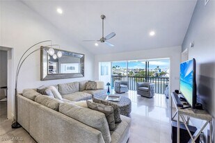 10684 Gulf Shore Dr in Naples, FL - Building Photo