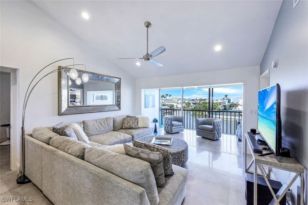 10684 Gulf Shore Dr in Naples, FL - Foto de edificio