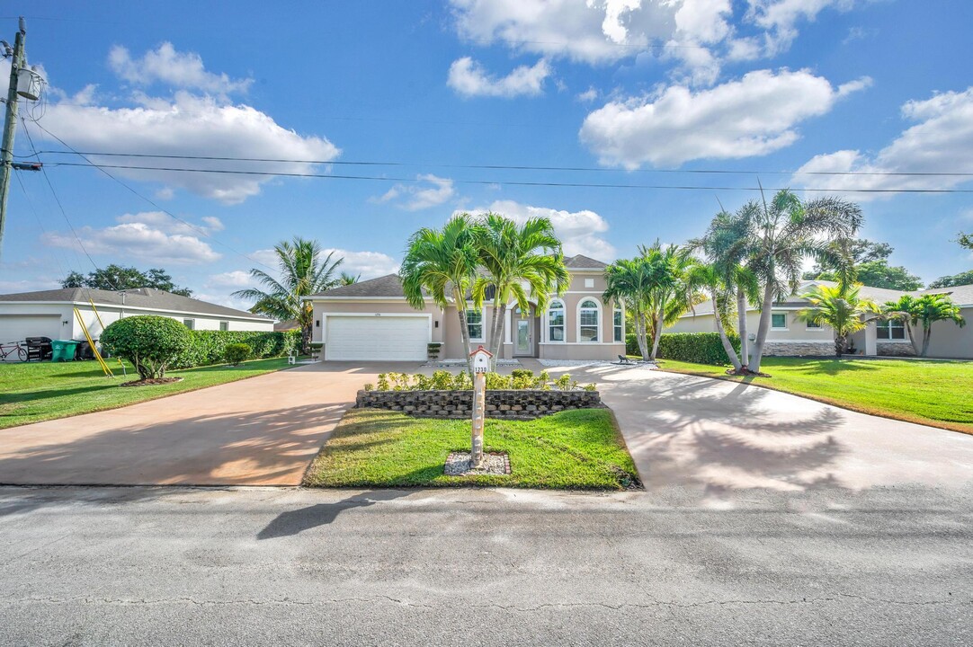 1230 SW Ermine Ave in Port St. Lucie, FL - Building Photo