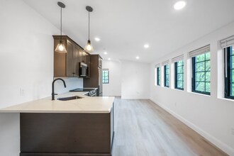 126 Adelaide Ave in Providence, RI - Foto de edificio - Building Photo