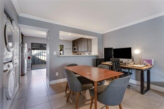10087 SW 77th Ct in Miami, FL - Foto de edificio - Building Photo