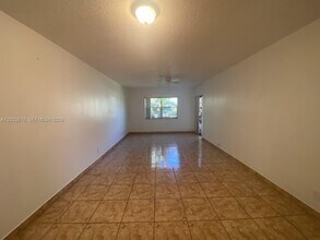 6501 Winfield Blvd in Margate, FL - Foto de edificio - Building Photo