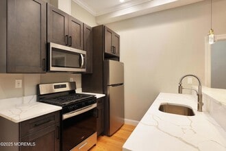 14 W Front St, Unit 2F in Red Bank, NJ - Foto de edificio - Building Photo