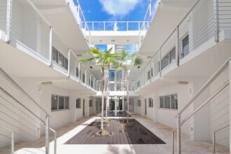 250 Collins Ave in Miami Beach, FL - Building Photo - Building Photo