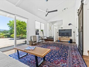14950 Chalk Hill Rd in Healdsburg, CA - Foto de edificio - Building Photo
