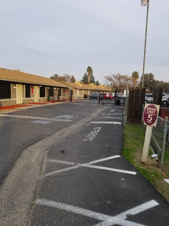 Cherrywood Apartments in Winton, CA - Building Photo