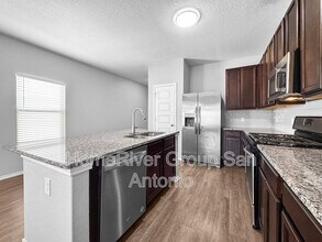 13541 Lily Ln in Saint Hedwig, TX - Foto de edificio - Building Photo
