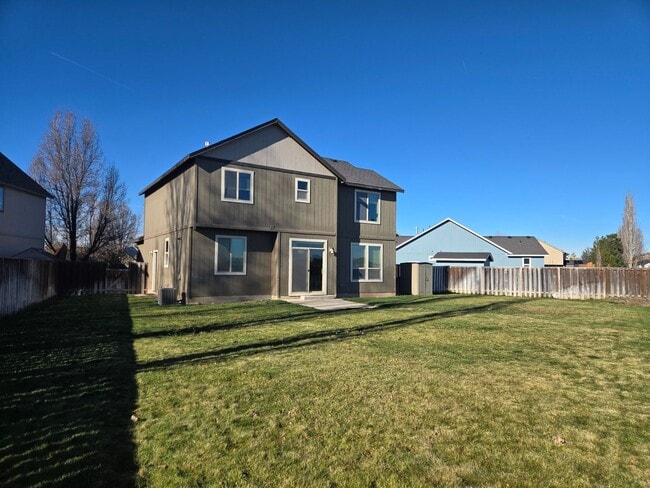 1422 NW Teak Ct in Redmond, OR - Building Photo - Building Photo