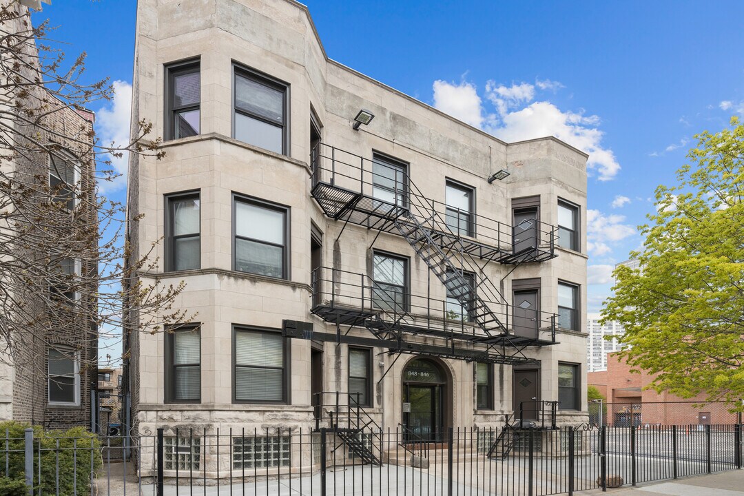 846 W Sheridan Rd in Chicago, IL - Building Photo