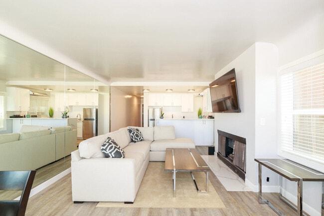 1836 THE STRAND, HERMOSA