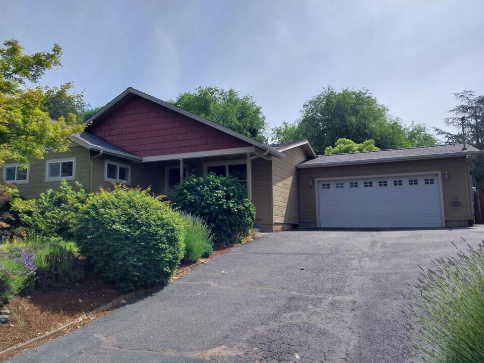723 NE Piedmont Ave in Grants Pass, OR - Building Photo