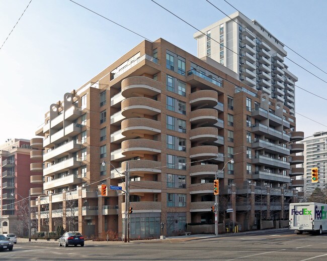 245 Davisville Ave in Toronto, ON - Building Photo - Building Photo