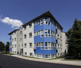 Georgia Green Student Rez in Barrie, ON - Building Photo - Building Photo