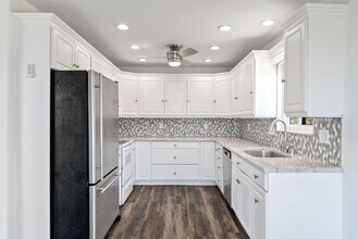 235 Avenida Lobeiro in San Clemente, CA - Foto de edificio - Building Photo