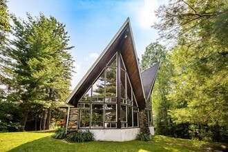 8 Pl. d'Artois in Estérel, QC - Building Photo - Building Photo