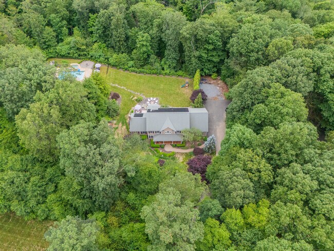 14 Daniels Hill Rd in Newtown, CT - Building Photo - Building Photo