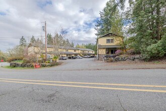 One Maple Place in Silverdale, WA - Foto de edificio - Building Photo