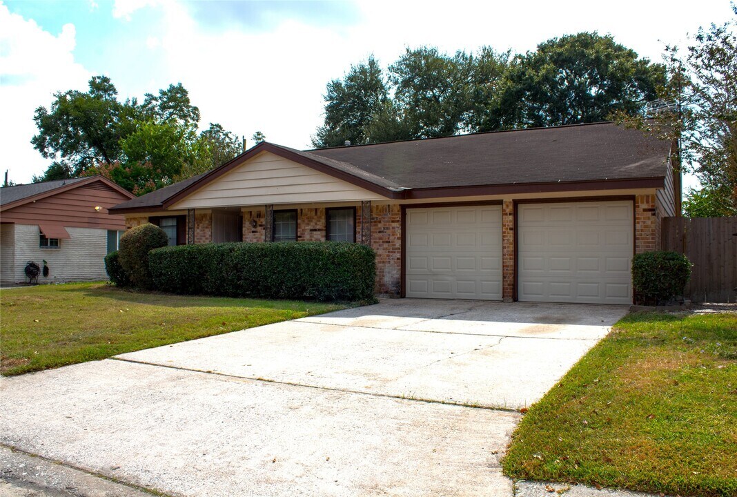 15347 E Barbara Cir in Houston, TX - Building Photo