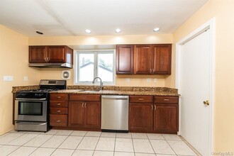 5 Lewis Pl in Lynbrook, NY - Building Photo - Building Photo